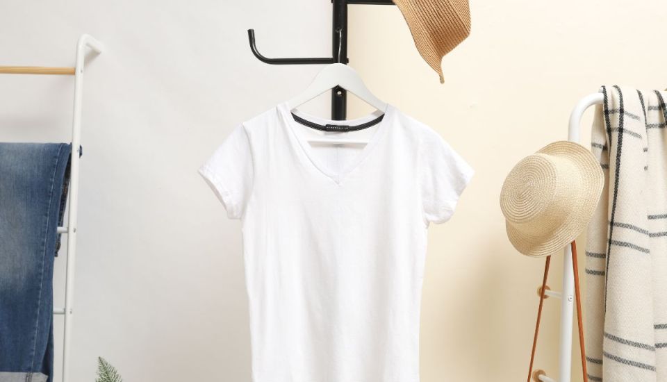 Ψάξαμε και βρήκαμε 10+ stylish ιδέες με λευκό t-shirt, δημιουργώντας υπέροχα καθημερινά outfits σε όλες τις ώρες της ημέρας, από το γραφείο έως την βόλτα.