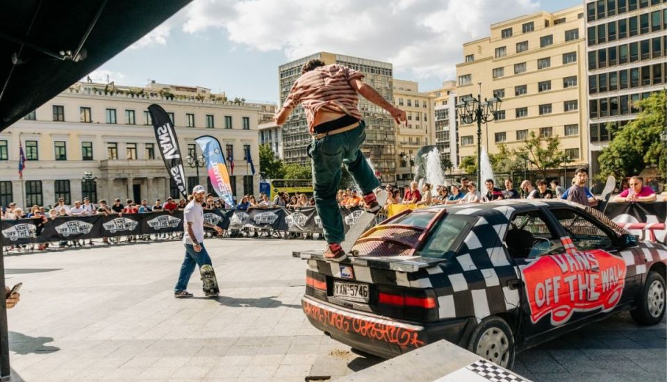Η Vans και το Ministry of Concrete μεταμόρφωσε την πλατεία Κοτζιά στο απόλυτο skatepark της πόλης με επίκεντρο ένα ‘’φλεγόμενο’’ αυτοκίνητο