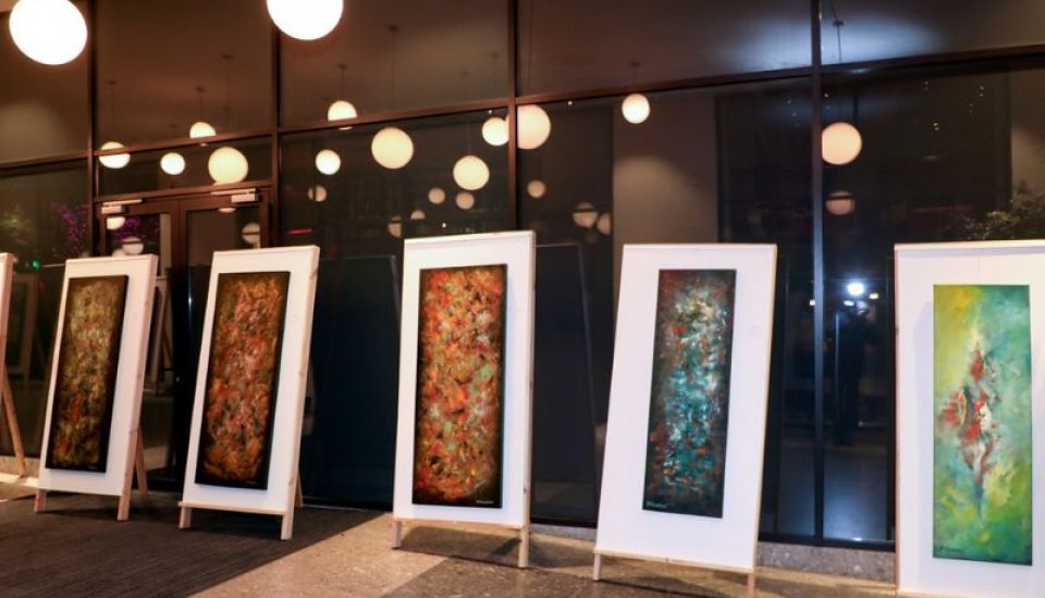 Shattered Colours Genesis | Tα εγκαίνια της έκθεσης ζωγραφικής του Δημήτρη Κανακάκη στο Moxy Athens City