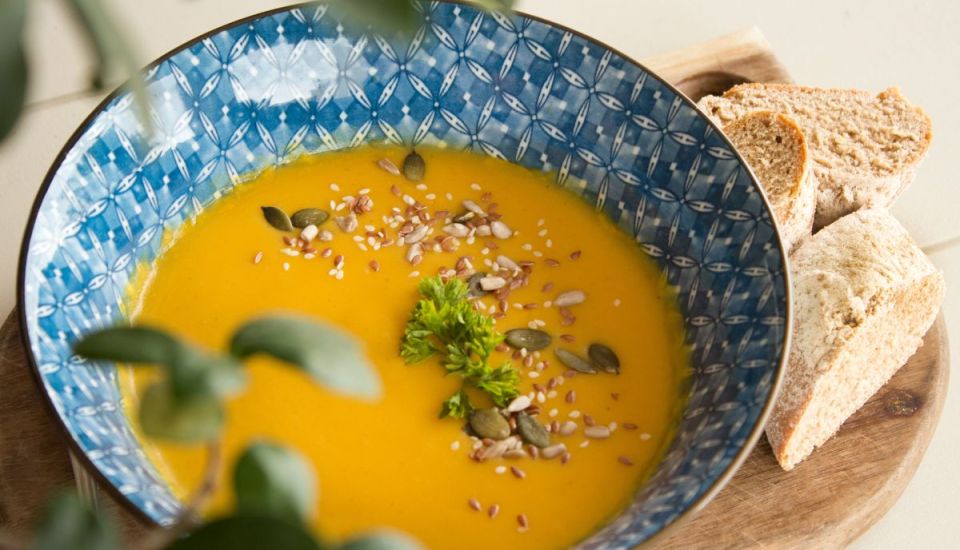 Συνταγή για δυναμωτική βελουτέ σούπα λαχανικών που και θα ζεστάνει τα μέσα σας και θα θωρακίσει τον οργανισμό σας.