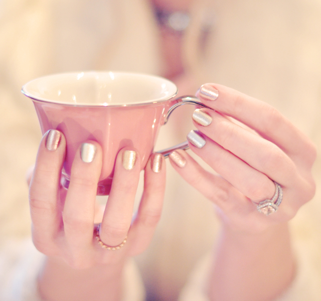 staxtopouta.gr wp content uploads 2013 06 gold metallic nails holding pink heart mug3