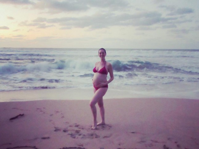 Anne Hathaway Pregnant bikini picture
