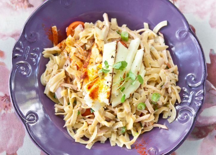 flomaria-from-lemnos-with-chicken-mushrooms-and-halloumi-cheese