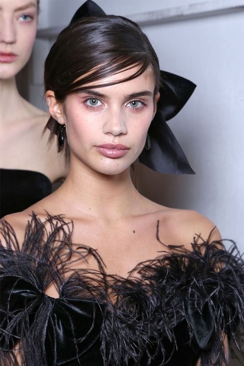 news.ikonomakis.gr wp content uploads 2017 09 hbz fw2017 hair trends bow crazy marchesa 1