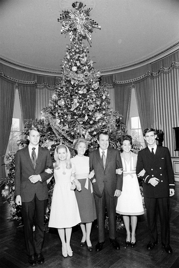 media.vanityfair.com photos 5a1f0ac8b8083535e8a9c88d master w 1200h 900c limit History of White House Christmases SS08