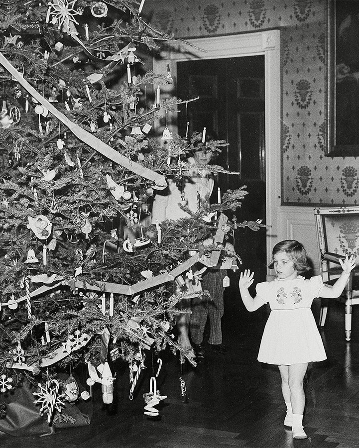 media.vanityfair.com photos 5a1f0ac8ccd5fb50da93832b master w 1200h 900c limit History of White House Christmases SS05