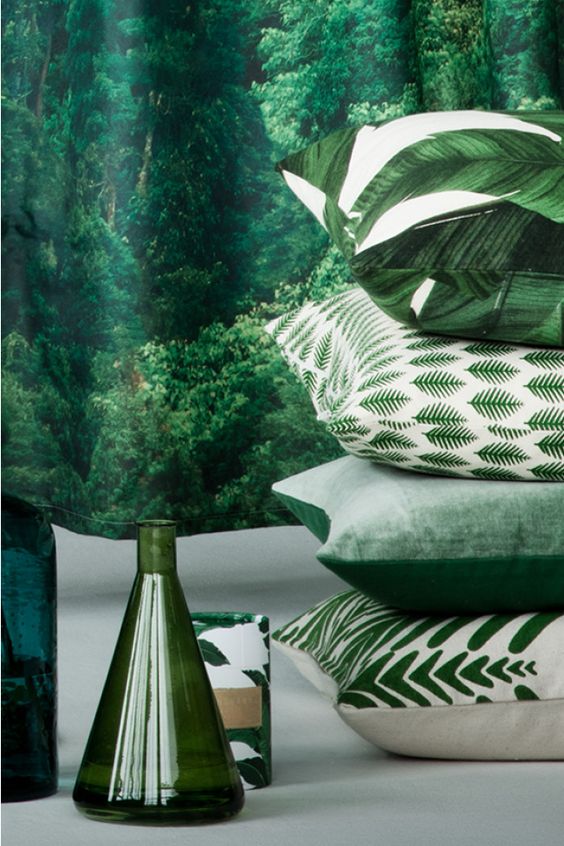 #EmeraldGreen - I love the H&M Home collections. The home accessories are affordable and always on-trend like their Go for Green collection - think leafy prints, emerald green vases and bathroom accessories, etc. #hmhome #tropicalprints