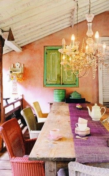 Vintage and modern come together for this boho chic atmosphere.