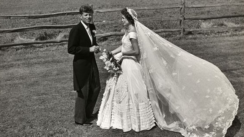 img3.thelist.com img gallery jackie kennedy had the most beautiful wedding ever her dress became an instant classic 1520872704