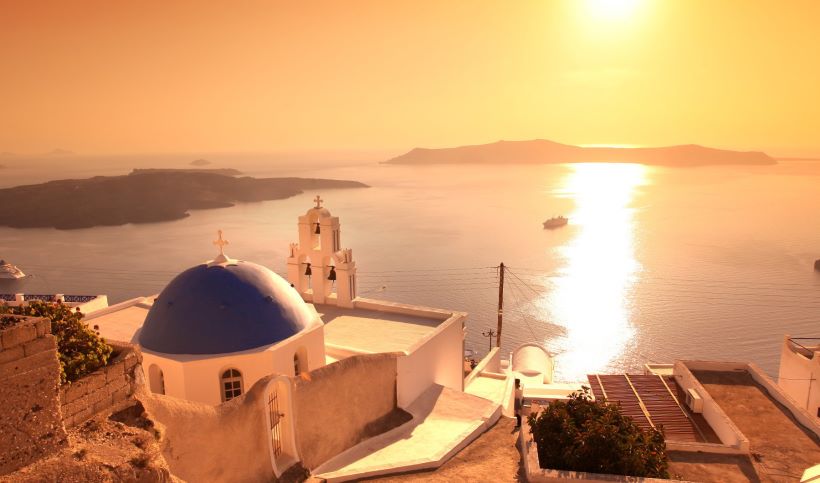 www.ioannasnotebook.gr wp content uploads 2017 08 sunset in santorini in front of white church 1