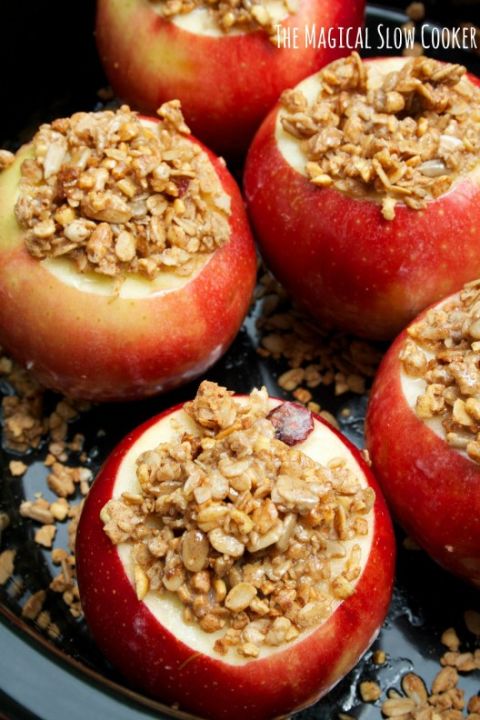 We love a treat that's a feast for the eyes, taste buds, and nose — and these comforting cinnamon granola apples say 