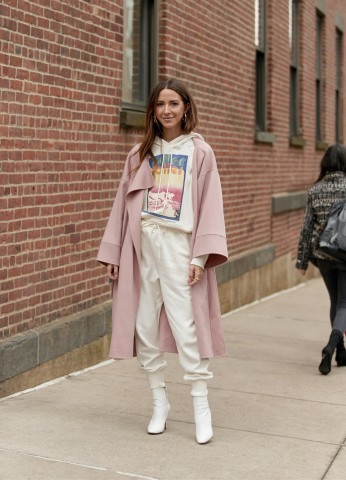 images easyblog articles 11752 b2ap3 thumbnail Street Style from New York Pink Overcoat White Sweatpants White Boots Printed White Hoodie