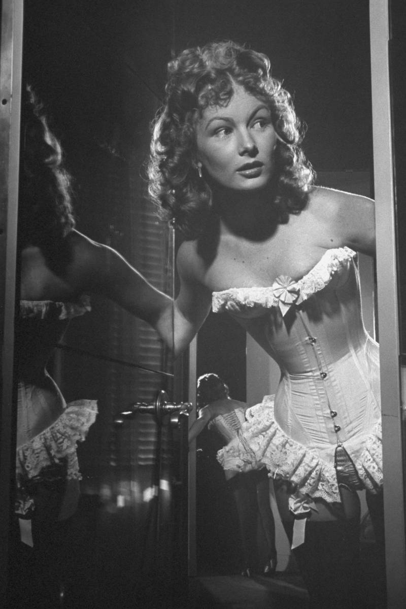 008 Veronica Lake Vogue Encyclopedia The Corset 5th April 2019 Vogue Int CREDIT Getty Images
