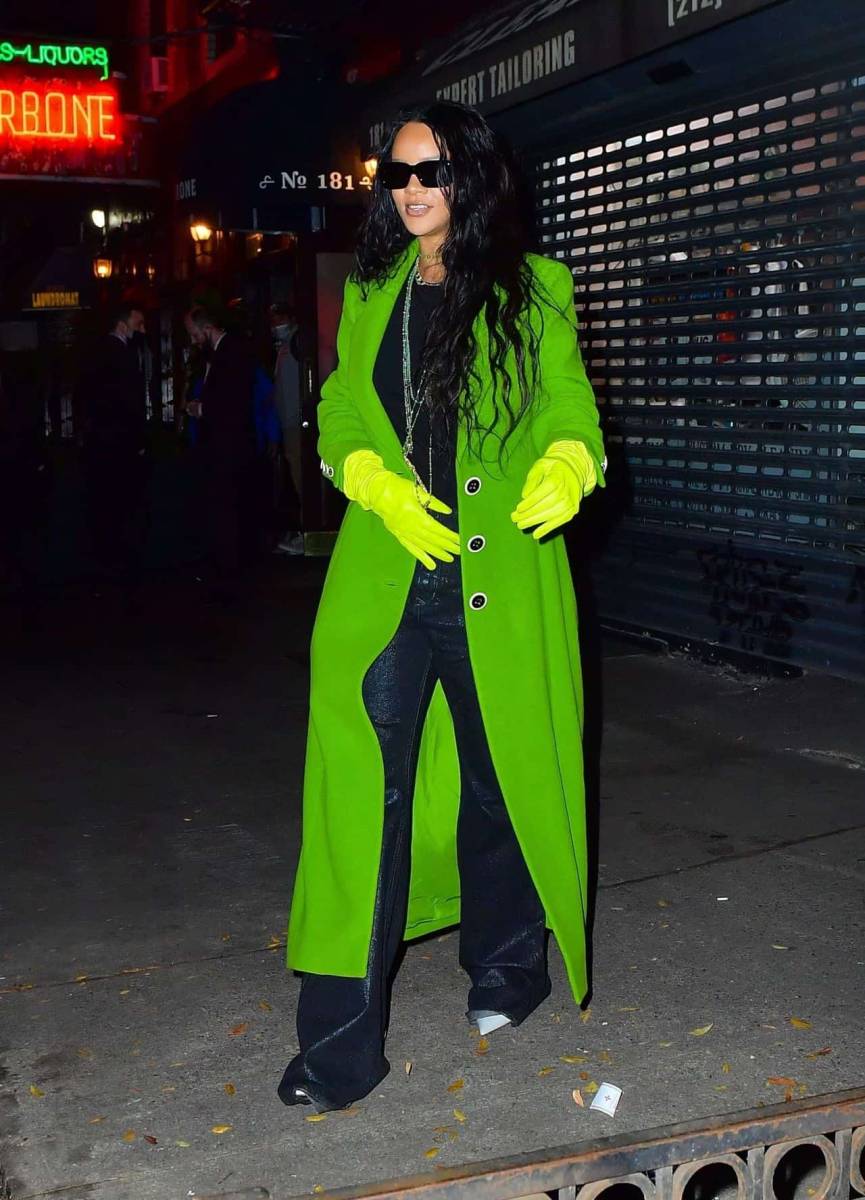 rihanna lit up the night in her flashy green coat outside the restaurant 2