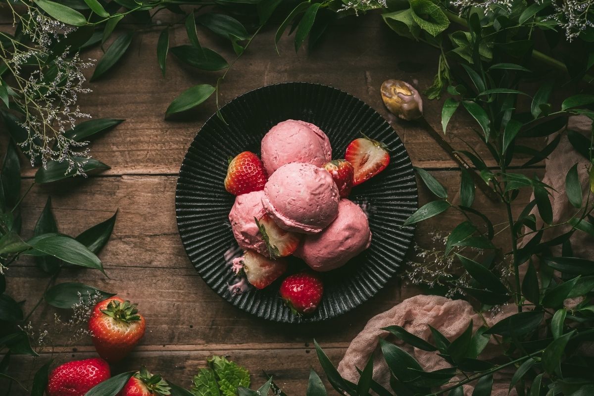 Φρέσκιες φράουλες, γιαούρτι, μέλι και έχετε στη στιγμή το πιο υγιεινό, σπιτικό παγωτό φράουλα!