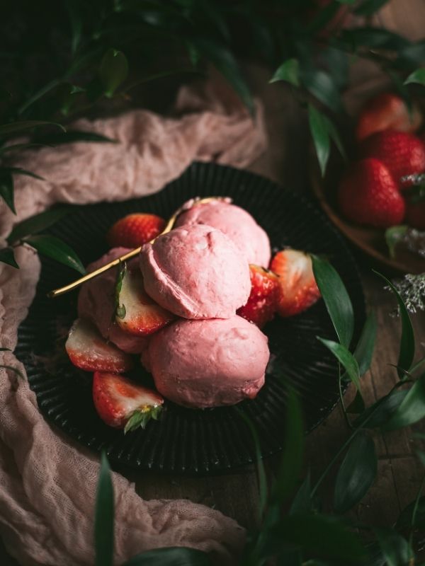 Φρέσκιες φράουλες, γιαούρτι, μέλι και έχετε στη στιγμή το πιο υγιεινό, σπιτικό παγωτό φράουλα! 