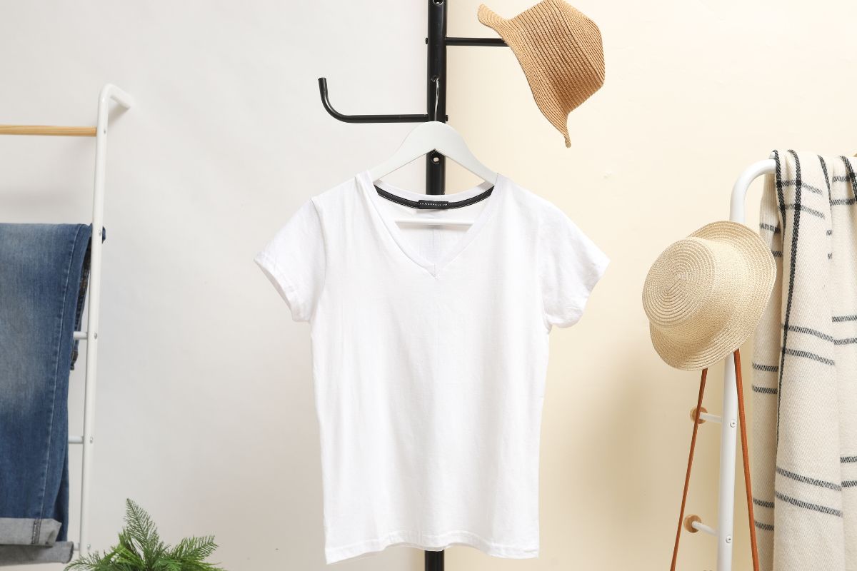 Ψάξαμε και βρήκαμε 10+ stylish ιδέες με λευκό t-shirt, δημιουργώντας υπέροχα καθημερινά outfits σε όλες τις ώρες της ημέρας, από το γραφείο έως την βόλτα.