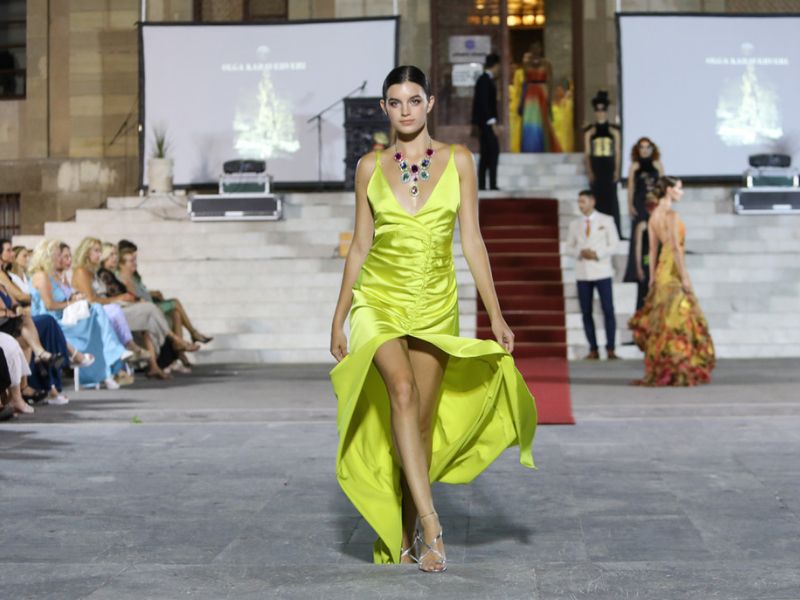 Ένα φαντασμαγορικό Fashion Show παρουσίασε στον Αύλειο χώρο του επιβλητικού Δημαρχείου Ρόδου, η ταλαντούχα σχεδιάστρια Όλγα Καραβερβέρη.