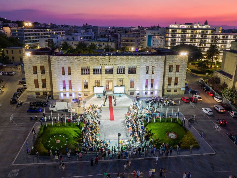 Ένα φαντασμαγορικό Fashion Show παρουσίασε στον Αύλειο χώρο του επιβλητικού Δημαρχείου Ρόδου, η ταλαντούχα σχεδιάστρια Όλγα Καραβερβέρη.