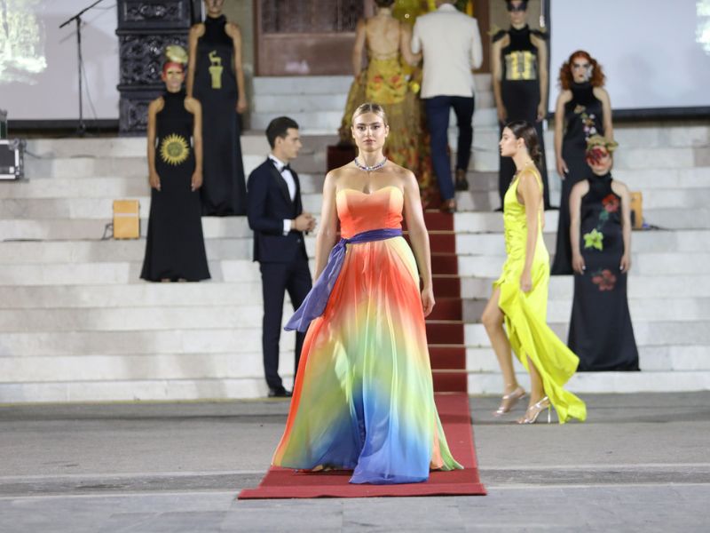 Ένα φαντασμαγορικό Fashion Show παρουσίασε στον Αύλειο χώρο του επιβλητικού Δημαρχείου Ρόδου, η ταλαντούχα σχεδιάστρια Όλγα Καραβερβέρη.