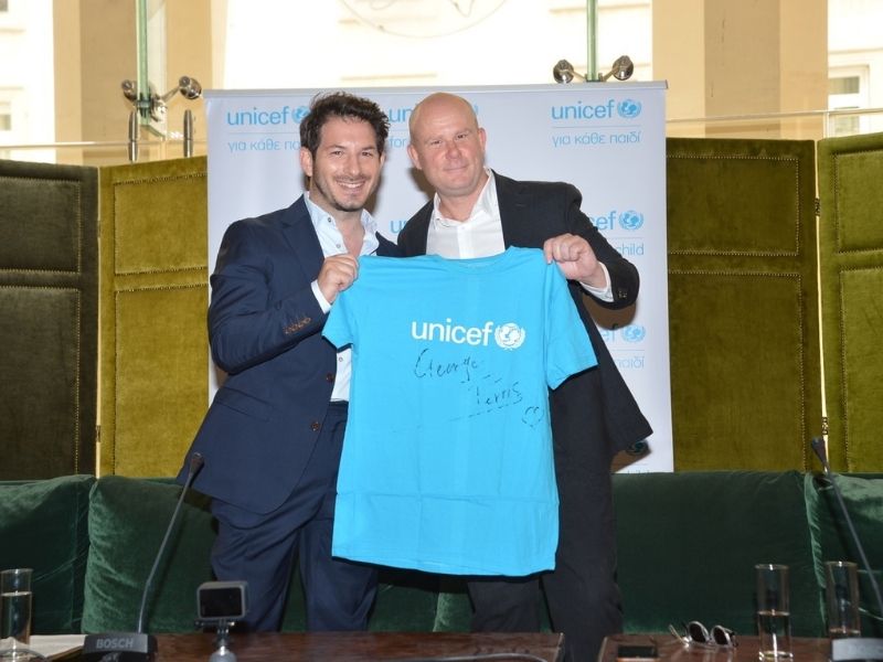 O διεθνούς βεληνεκούς καλλιτέχνης, Γιώργος Περρής, εντάσσεται στην ομάδα Πρεσβευτών Καλής Θελήσεως της UNICEF για την Ελλάδα.  Το Ταμείο των Ηνωμένων Εθνών για τα Παιδιά (UNICEF) επέλεξε τον διεθνούς βεληνεκούς ερμηνευτή, Γιώργο Περρή, ως τον νέο Πρεσβευτή Καλής Θελήσεως για την Ελλάδα. Η ανακοίνωση έλαβε χώρα κατά την διάρκεια ανοιχτής συνέντευξης τύπου στο Φουαγιέ του ιστορικού Θεάτρου Παλλάς, την Δευτέρα 27 Ιουνίου.  Το έργο της UNICEF και του Γιώργου Περρή θα εστιάσει στην καταπολέμηση του φαινομένου της βίας κατά των παιδιών, μια από τις βασικές προτεραιότητες του Γραφείου της UNICEF στην Ελλάδα και ένα από τα πιο κρίσιμα και επίκαιρα ζητήματα που απειλούν την ασφάλεια, την σωματική και ψυχική υγεία και την ευημερία παιδιών και νέων στην Ελλάδα και τον κόσμο.  «Αποτελεί μεγάλη τιμή και χαρά για εμάς να είμαστε σε θέση να ανακοινώσουμε την ένταξη του ταλαντούχου και άκρως αγαπημένου από μικρούς και μεγάλους Γιώργου Περρή στο δυναμικό των Πρεσβευτών Καλής Θελήσεως για τα παιδιά και τους νέους της Ελλάδας» δήλωσε ο Διπλωματικός Εκπρόσωπος της UNICEF στην Ελλάδα κ. Luciano Calestini συμπληρώνοντας «παρά την έλλειψη επίσημων στοιχείων, πρόσφατες έρευνες φανερώνουν ότι τουλάχιστον 1 στα 4 παιδιά στην Ελλάδα έχουν επηρεαστεί από διαφορετικές μορφές βίας, ψυχολογική, σωματική ή σεξουαλική. Το Ταμείο των Ηνωμένων Εθνών για τα Παιδιά σε συνεργασία με το ελληνικό κράτος και αρμόδιους ιδιωτικούς κα ανεξάρτητους φορείς ώστε να ενισχύσει τόσο την πρόληψη όσο και την αντιμετώπιση μορφών βίας».  «Είμαι ιδιαίτερα συγκινημένος σήμερα για την ανάληψη καθηκόντων μου ως Πρεσβευτή Καλής Θελήσεως της UNICEF για την Ελλάδα. Ο τίτλος αποτελεί μεγάλη τιμή αλλά φέρει και μια ιδιαίτερα μεγάλη ευθύνη. Έχω υπάρξει και εγώ ανυπεράσπιστο παιδί και δεν θέλω να δω κανένα παιδί αδύναμο ή μόνο απέναντι στη βία» δήλωσε ο Γιώργος Περρής, προσθέτοντας «Δυστυχώς καθημερινά γινόμαστε μάρτυρες ή αποδέκτες πολλών μορφών βίας, έμφυλης, σεξουαλικής, ενδοοικογενειακής, βίας στα σχολεία, στο διαδίκτυο. Όταν, δε, στη θέση του μάρτυρα ή του αποδέκτη βρίσκεται ένα παιδί, τότε η κοινωνία μας έχει αποτύχει. Οφείλουμε όλοι να εργαστούμε σκληρά για τα παιδιά, για να διασφαλίσουμε την ασφάλεια και την ευημερία τους».  Με ένα μαγνητοσκοπημένο μήνυμα, η Παγκόσμια Πρέσβειρα Καλής Θελήσεως του Οργανισμού, κυρία Νάνα Μούσχουρη, θέλησε να καλωσορίσει τον Γιώργο Περρή στην οικογένεια της UNICEF αλλά και να απευθύνει έκκληση προς τους συμπολίτες μας να διασφαλίσουν ότι οι νέοι και τα παιδιά, κυρίως τα πιο ευάλωτα από αυτά, βρίσκονται στο επίκεντρο των προτεραιοτήτων της χώρας.   Την εκδήλωση τίμησε με την παρουσία της η Υφυπουργός Εργασίας και Κοινωνικών Υποθέσεων, Δόμνα Μιχαηλίδου, η οποία συνεχάρη τον κύριο Περρή και αναφέρθηκε στη διαρκή συνεργασία του ελληνικού κράτους με τον διεθνή Οργανισμό με σκοπό την ενίσχυση του συστήματος παιδικής προστασίας και με πρώτο σταθμό την προώθηση του θεσμού της αναδοχής και της αποϊδρυματοποίησης.  UNICEF και Γιώργος Περρής δεσμεύθηκαν στην άμεση ανακοίνωση επόμενων βημάτων, συνεργασιών και πρωτοβουλιών για την άμεση ευαισθητοποίηση και ενημέρωση του ελληνικού κοινού συμπεριλαμβανομένων νέων και παιδιών, σε συνεργασία με κρατικούς, ιδιωτικούς και ανεξάρτητους φορείς, ώστε κάθε παιδί στη χώρα να απολαμβάνει μια ξένοιαστη παιδική ηλικία.  Ο Γιώργος Περρής γίνεται μέλος μιας ομάδας παγκοσμίων και εθνικών Πρεσβευτών Καλής Θελήσεως που μαζί με τη UNICEF υπερασπίζονται τα δικαιώματα των παιδιών σε κάθε γωνιά της γης όπως οι Αudrey Hepburn, David Beckham, Pink, Katy Perry, Orlando Bloom, καθώς και η Έλενα Παπαρίζου που ανακοινώθηκε ως η πρώτη Πρέσβειρα Καλής Θελήσεως του Οργανισμού στην Ελλάδα το Νοέμβριο του 2021 και φυσικά η δική μας Παγκόσμια Πρέσβειρα Καλής Θελήσεως της UNICEF, Nάνα Μούσχουρη. Οι Πρεσβευτές της UNICEF είναι σημαντικές προσωπικότητες που μέσω της φήμης και του κύρους τους στον τομέα τους συνεισφέρουν στο έργο του Οργανισμού τα τελευταία 68 χρόνια ώστε να διασφαλιστούν τα δικαιώματα παιδιών και νέων.