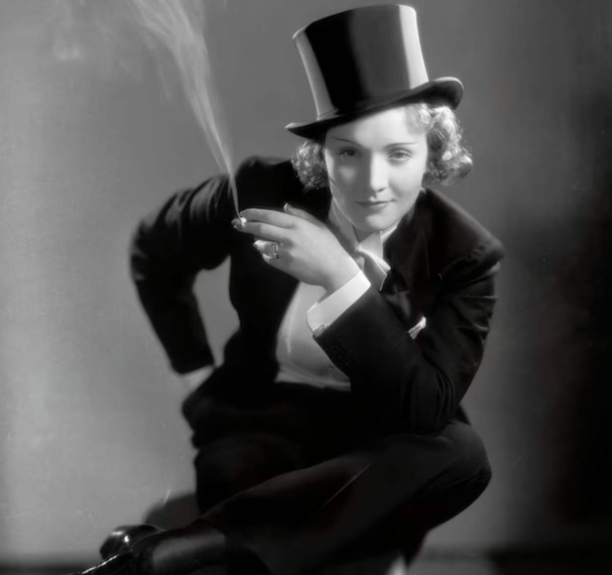 Likewomangr Marlene Dietrich ysl smoking