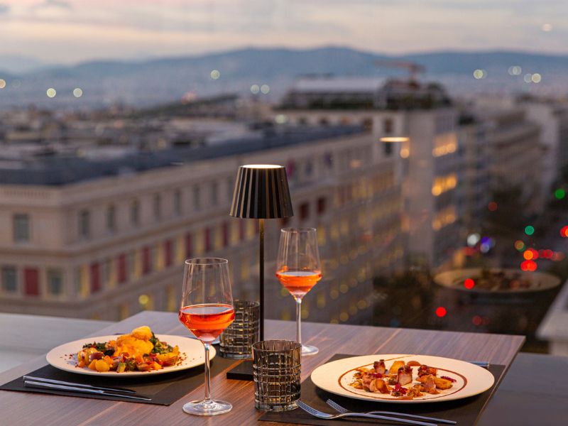 To Mappemonde Rooftop Restaurant Bar & Lounge στον 10ο όροφο του Athens Capital Hotel-MGallery Collection, σας περιμένει και φέτος το καλοκαίρι για να ζήσετε τις πιο ονειρεμένες νύχτες