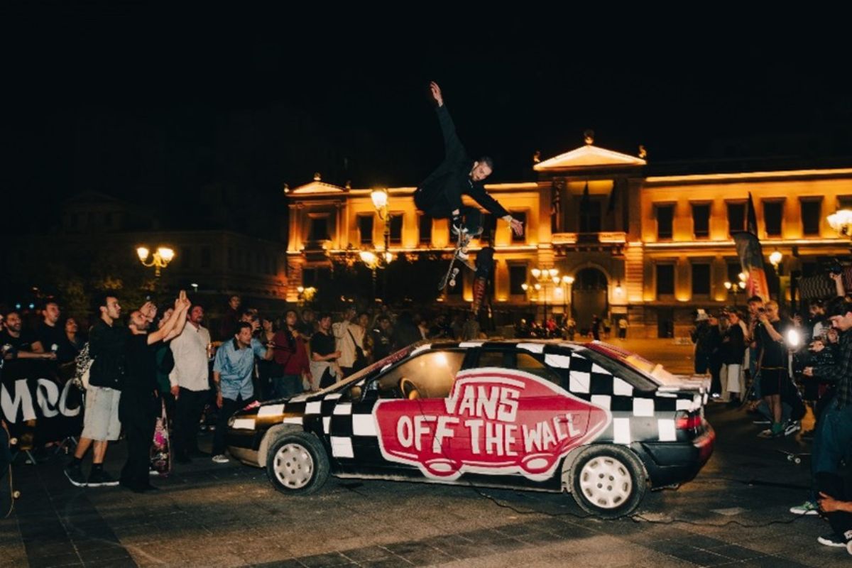 Η Vans και το Ministry of Concrete μεταμόρφωσε την πλατεία Κοτζιά στο απόλυτο skatepark της πόλης με επίκεντρο ένα ‘’φλεγόμενο’’ αυτοκίνητο
