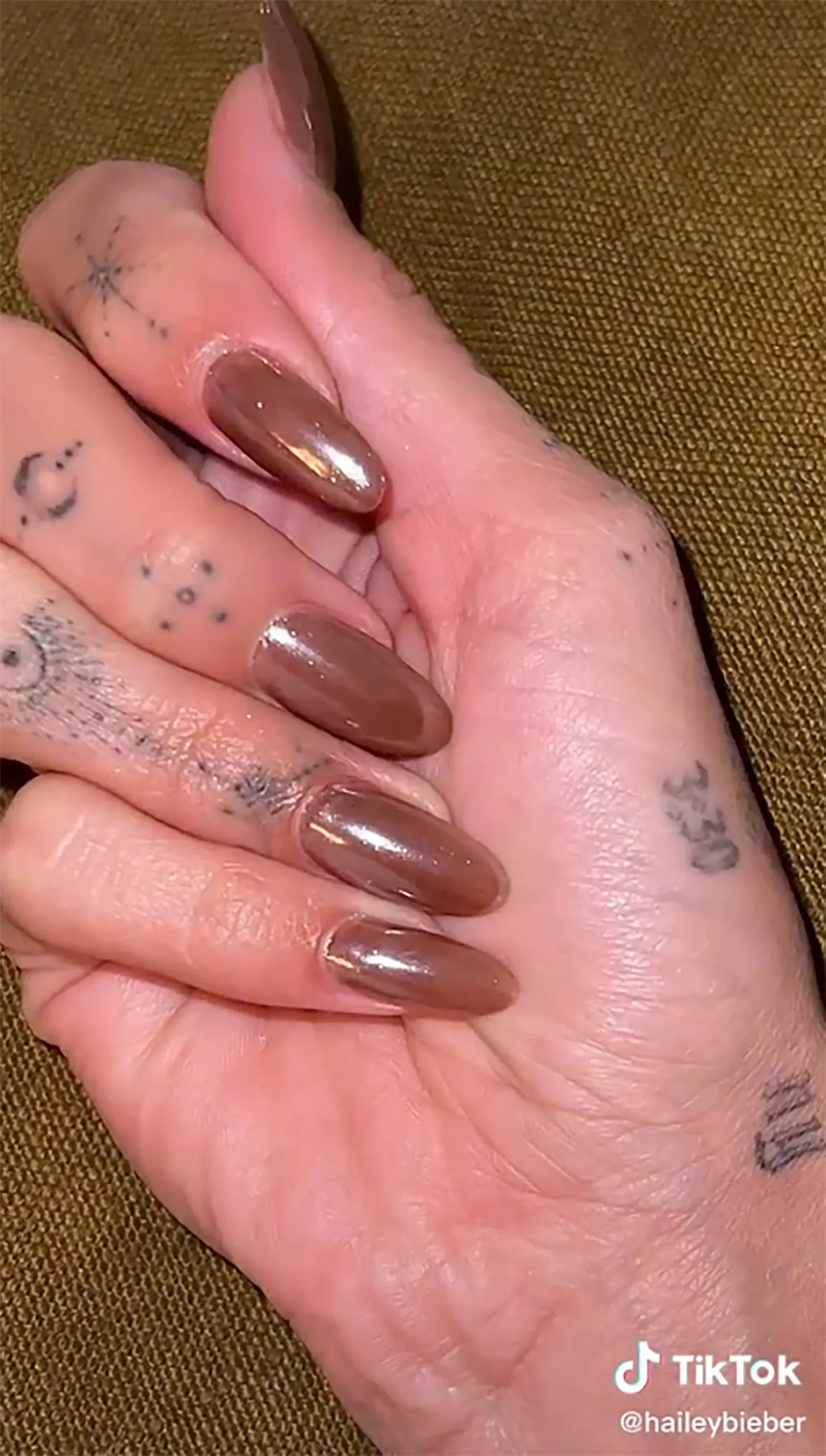 likewoman haileybiebernails scaled