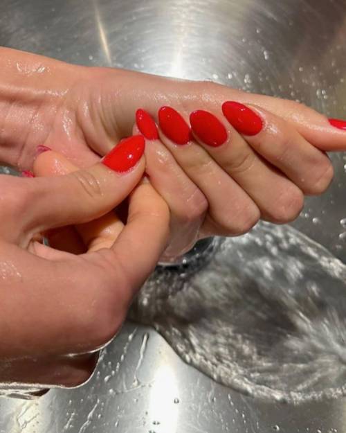 likewoman rednails