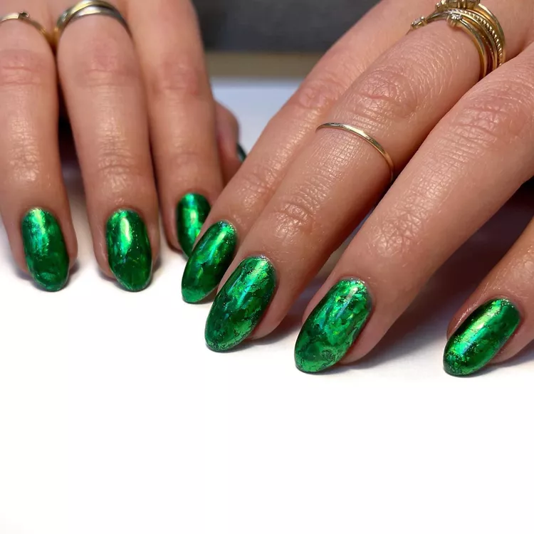 likewoman grinchnails