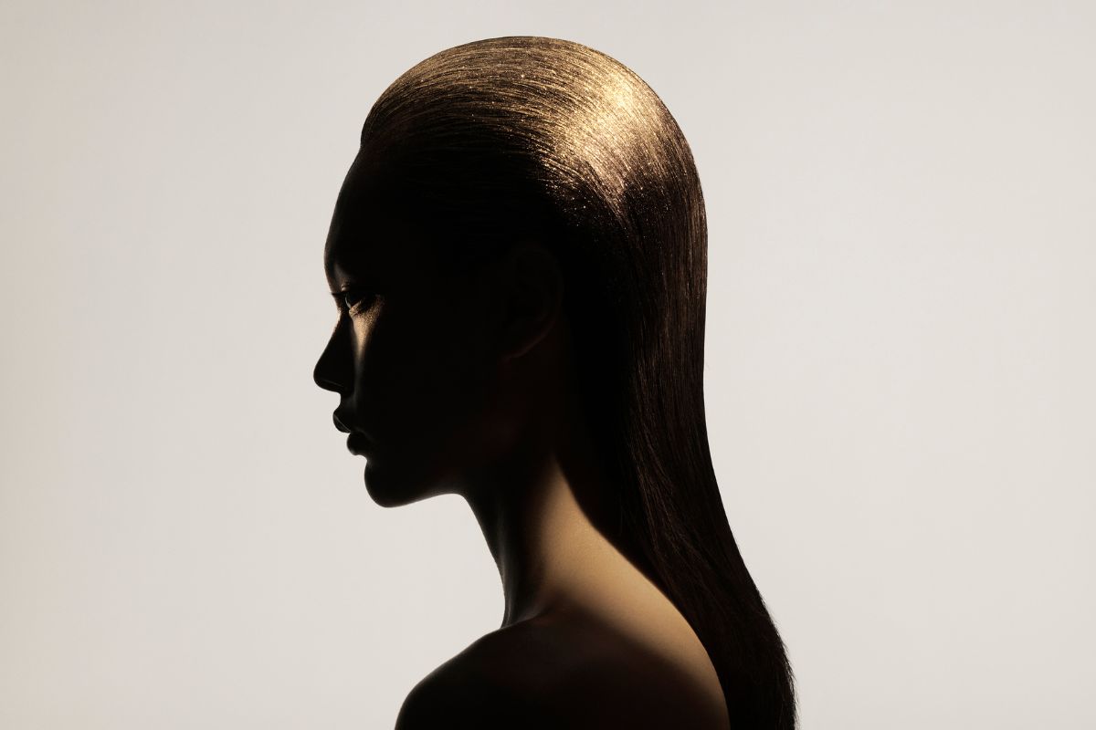 Η ZARA παρουσιάζει το Glitter in Gold, ένα "make-up για τα μαλλιά σας", που σχεδιάστηκε από τον Guido Palau και στο οποίο πρωταγωνιστεί η Kaia Gerber, για την περίοδο των Γιορτών